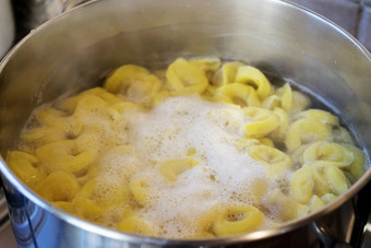 意大利饺子烹饪沸腾水