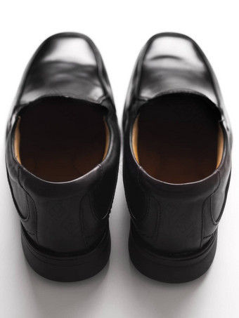 男人的黑色的业务鞋子