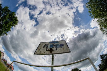 篮球法院篮子抢走了网天空
