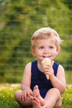 婴儿男孩吃冰奶油