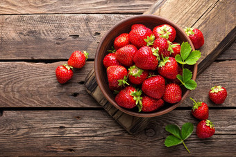新鲜的多汁的草莓叶子草莓