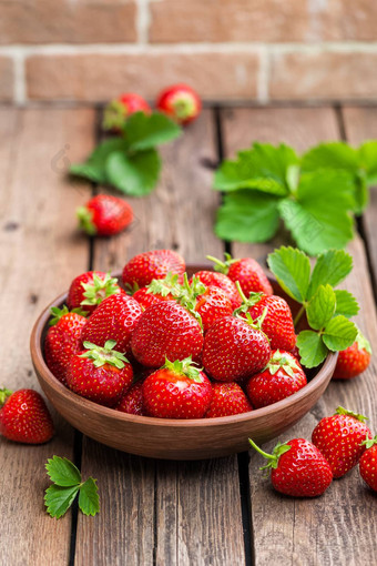 新鲜的多汁的草莓叶子草莓