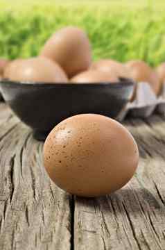 新鲜的健康的农场鸡蛋准备好了煮熟的