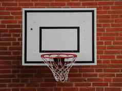 白色篮球网安装红色的brickwall