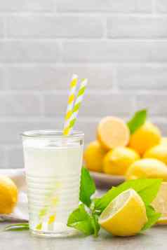 柠檬水喝新鲜的柠檬柠檬鸡尾酒汁