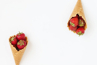 华夫格锥新鲜的草莓前视图孤立的白色