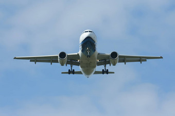 乘客飞机着陆云蓝色的天空