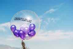 紫色的气球大气球祝贺你蓝色的天空