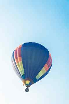热气球飞行蓝色的天空