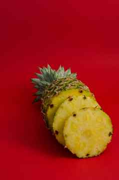 切片菠萝水果红色的背景