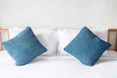 白色枕头蓝色的枕头床上毯子卧室
