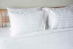 白色枕头床上白色毯子卧室