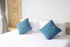 白色枕头蓝色的枕头床上毯子卧室