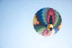 色彩斑斓的热空气气球蓝色的天空