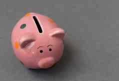 特写镜头粉红色的陶瓷小猪银行黑暗背景