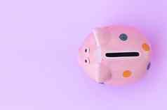 特写镜头前视图粉红色的陶瓷小猪银行粉红色的背景
