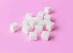 糖多维数据集粉红色的背景食物健康护理概念
