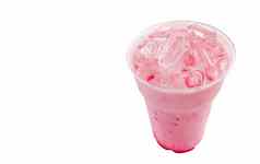特写镜头冰草莓甜蜜的牛奶粉红色的外卖杯whi