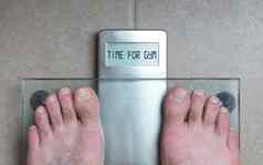 男人的脚重量规模时间健身房