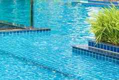 蓝色的游泳池酒店夏天假期概念