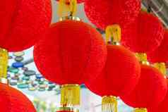 传统的红色的灯笼挂中国人寺庙