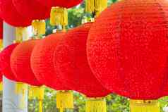 传统的红色的灯笼挂中国人寺庙