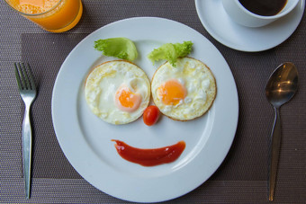 快乐脸煎鸡蛋咖啡早餐