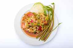 木瓜沙拉辣的泰国食物隔离白色背景