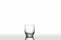 孤立的玻璃杯水