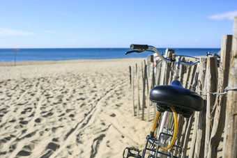 自行车停沙子海滩