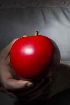 红色的成熟的苹果手
