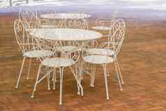 白色金属表椅子夏天咖啡馆