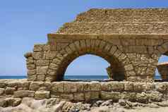 古老的罗马渡槽看海岸mediterra