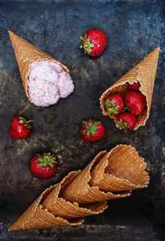 华夫格锥草莓冰奶油勺子冰奶油