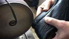 鞋匠用磨刀石磨水龙头机