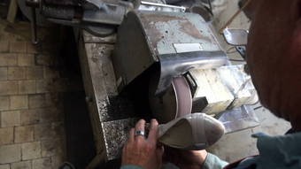 鞋匠用磨刀石磨水龙头机