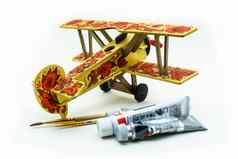 玩具飞机画霍赫洛马风格丙烯酸油漆刷白色背景