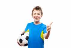 英俊的微笑孩子男孩持有足球球手势拇指成功标志