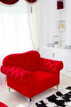 红色的经典扶手椅白色窗帘