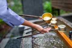女人洗手日本寺庙