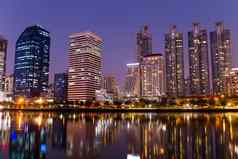 曼谷城市晚上反射天际线