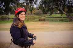 女人骑赛格威公园