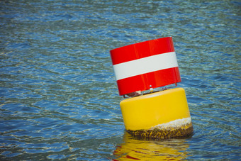 黄色的红色的白色钢导航浮动浮标的客人