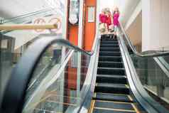 女购物者自动扶梯购物购物中心