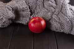 红色的苹果针织毛衣