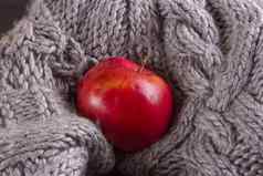 红色的苹果针织毛衣