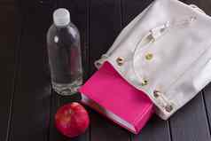 白色皮革背包粉红色的书瓶水