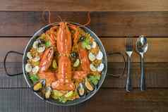 西班牙海鲜饭新鲜的龙虾蛤贻贝石灰