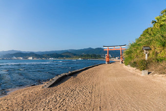 红色的鸟居aoshima神社阳光