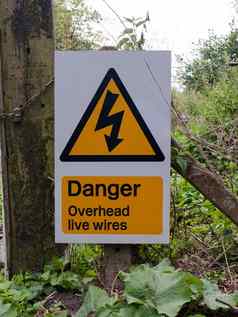 警告黄色的三角形标志危险开销生活电线